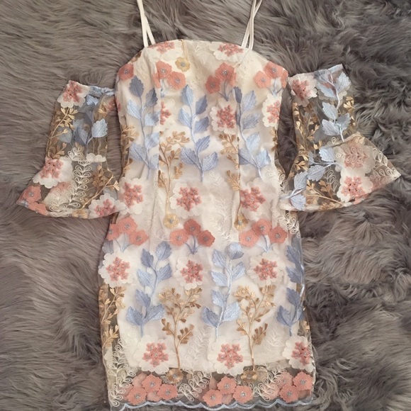 ✨”YOU’RE THE ONE”✨FLORAL LACE DRESS- BUILT IN BRA - Picture 5 of 8